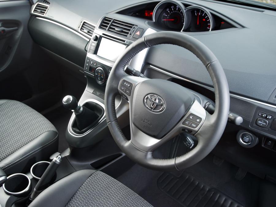  Toyota Verso 2013 года  (UK) (фото 5 из 27)